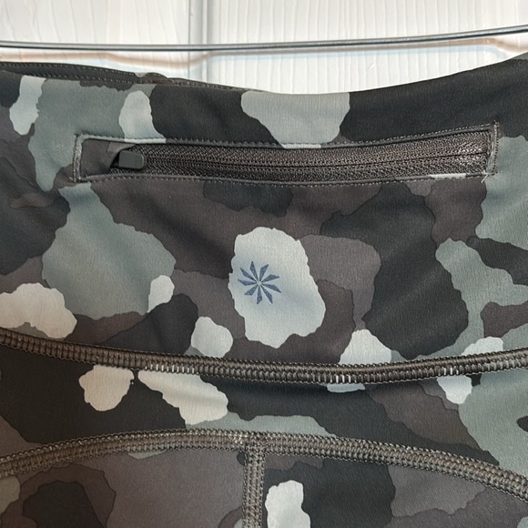 Athleta Lightning women’s green camo 7/8 leggings size medium - Picture 8 of 11